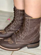 Cargar imagen en el visor de la galería, Botas Lacer - Chocolate Leather Tooled Boots
