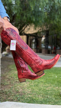 Cargar imagen en el visor de la galería, Botas Salma Rojas - Red Leather Boots

