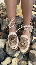 Cargar imagen en el visor de la galería, Mexico - Hand Painted Tooled Lace Up
