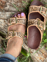 Cargar imagen en el visor de la galería, Sunflower Corcho - Hand tooled sunflower leather sandals
