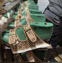 Cargar imagen en el visor de la galería, Sunflower Corcho - Hand tooled sunflower leather sandals
