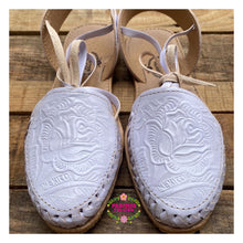 Cargar imagen en el visor de la galería, Mexico - White Tooled Flat Lace Up
