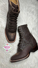 Cargar imagen en el visor de la galería, Botas Tacón Cubano  Lacer - Round Toe Chocolate
