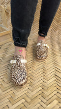 Cargar imagen en el visor de la galería, Rose Corcho Slides - Hand tooled leather rose slides
