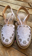 Cargar imagen en el visor de la galería, Rose Laser - White Tooled Lace Up
