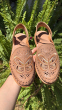 Cargar imagen en el visor de la galería, Mariposa Dorada- Golden Butterfly Embroidered Lace Up Huaraches PREORDER
