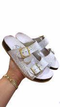 Cargar imagen en el visor de la galería, Corcho Sandals - White and Silver Tooled Sandals
