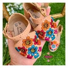 Cargar imagen en el visor de la galería, Flor de arcoíris - Embroidered Rainbow Huaraches
