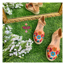 Cargar imagen en el visor de la galería, Flor de arcoíris - Embroidered Rainbow Huaraches

