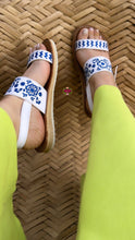Cargar imagen en el visor de la galería, Clase Azul - Blue Embroidery Sandals
