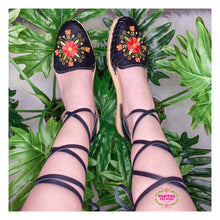 Cargar imagen en el visor de la galería, Yajaira - Black Lace Up Huaraches
