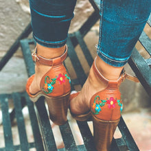 Cargar imagen en el visor de la galería, Garden - Tan leather embroidered Heels
