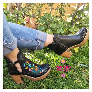 Jardín Negro - Black Leather Embroidered Booties