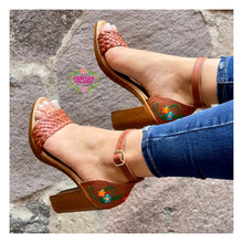 Cargar imagen en el visor de la galería, Garden - Tan leather embroidered Heels
