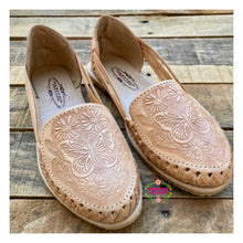 Cargar imagen en el visor de la galería, Mariposa hermosa - Butterfly Tooled Leather Flats
