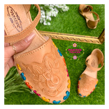 Cargar imagen en el visor de la galería, Miranda - Tooled Buckle Huaraches
